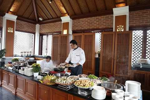 12 nghệ nhân góp mặt trong sự kiện đã thi triển hết những bí quyết nấu ăn với mong muốn trở thành quán quân của cuộc thi “Tôn vinh ẩm thực Việt”. 12 nghệ nhân góp mặt trong sự kiện đã thi triển hết những bí quyết nấu ăn với mong muốn trở thành quán quân của cuộc thi “Tôn vinh ẩm thực Việt”.