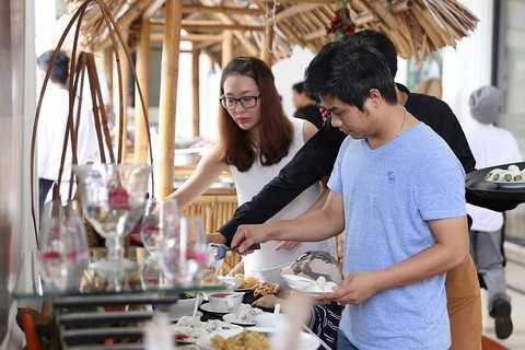 Các thực khách Hà Nội xếp hàng chờ được thưởng thức món ngon mình yêu thích. Các thực khách Hà Nội xếp hàng chờ được thưởng thức món ngon mình yêu thích.