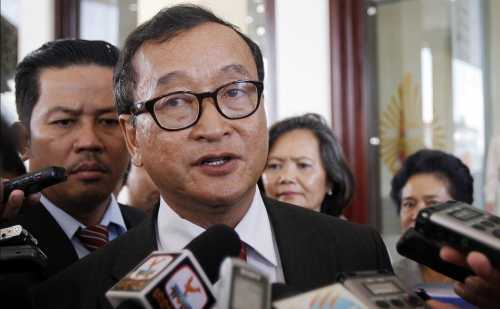Chủ tịch đảng Cứu nguy dân tộc Campuchia Sam Rainsy. Ảnh: AP