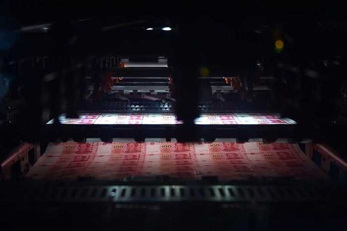 Mẫu tiền 100 NDT mới được tăng cường kỹ thuật chống tiền giả và chất lượng in tốt hơn. Trong hình là cảnh in tiền mới tại nhà máy in ấn tiền của Trung Quốc.