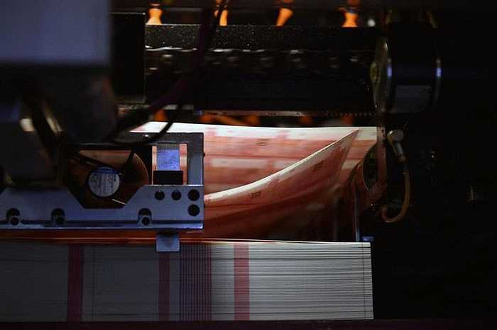 Về cơ bản, thiết kế tiền mới của Trung Quốc vẫn giống seri phát hành năm 2005, nhưng các chữ số 100 ở mặt trước và 2015 ở mặt sau có thể chuyển màu để tăng độ an ninh.