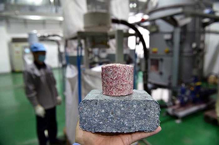 Trong khi tiền mới bắt đầu lưu hành, những tờ tiền cũ được biến thành bột giấy tại một nhà máy ở Nam Kinh.