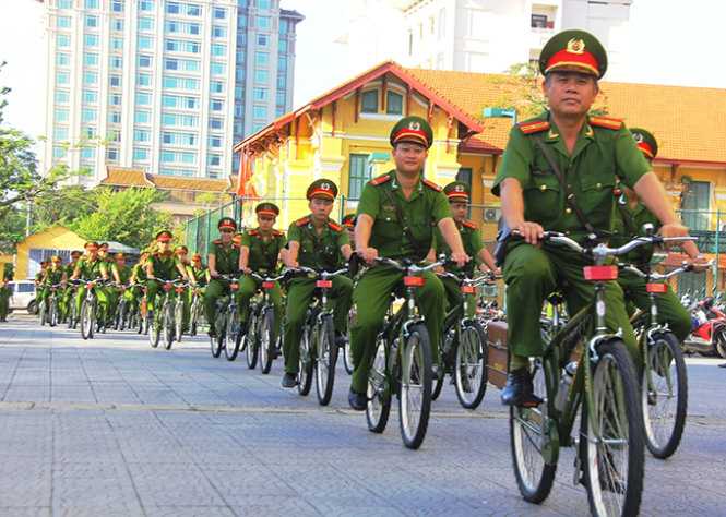 Từ ngày 13/11, cảnh sát khu vực Thừa Thiên - Huế đạp xe đi làm công vụ - Ảnh: Nguyên Linh
