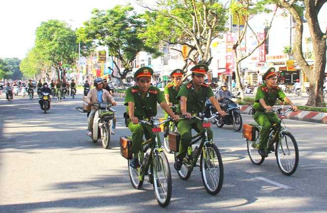 Đạp xe đi làm công vụ - Ảnh: Nguyên Linh