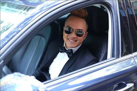 Nam ca sĩ đã tự lái xe đến buổi ra mắt sản phẩm âm nhạc của mình. 