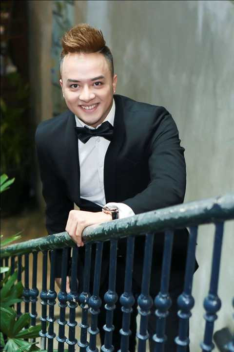 Xuất hiện tại buổi giới thiệu, giọng ca Con Đường Mưa trông lịch lãm với bộ vest tối màu.