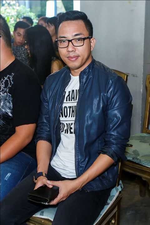 Nhạc sĩ Nguyễn Hồng Thuận cũng dành thời gian đến chung vui cùng nam ca sĩ. 