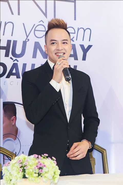 Bên cạnh giới thiệu về đĩa đơn mới và giải đáp các câu hỏi của giới truyền thông, nam ca sĩ cũng hát gửi tặng quan khách ca khúc chủ đề album “Anh Vẫn Yêu Em Như Ngày Đầu Tiên”. (Ảnh: Khoa Nguyễn DK – A.K)