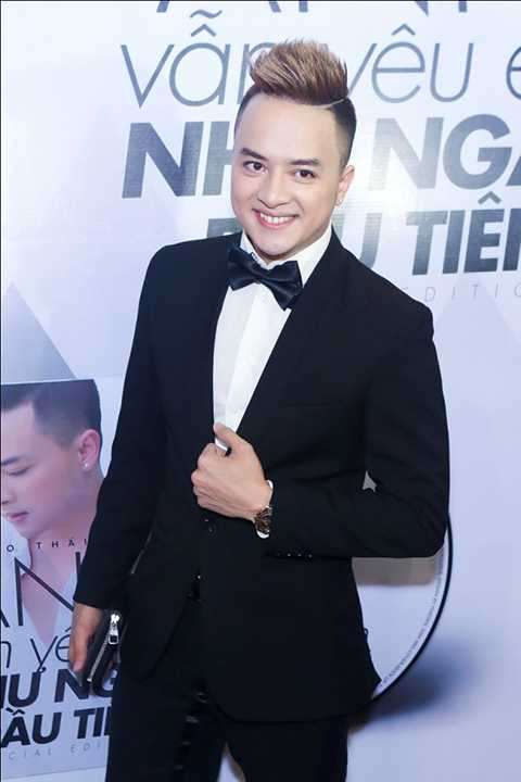 Ngay khi có mặt, Cao Thái Sơn lập tức thu hút được sự chú ý của quan khách và giới báo chí bởi vẻ điển trai và nụ cười hút hồn. 