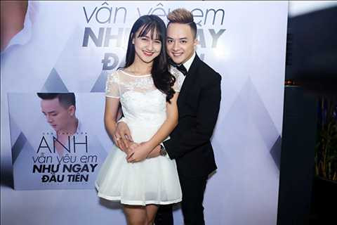 Nữ diễn viên trẻ Mai Tây là người đóng cặp cùng Cao Thái Sơn trong album lần này. Năm nay, Mai Tây chỉ vừa tròn 16 tuổi nhưng đã sở hữu vóc dáng xinh đẹp và thân hình gợi cảm. 