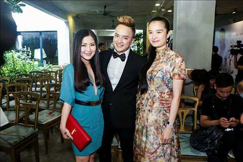 Nữ ca sĩ Hương Tràm và người đẹp Cao Thùy Dương cũng đến chúc mừng giọng ca Con Đường Mưa. 