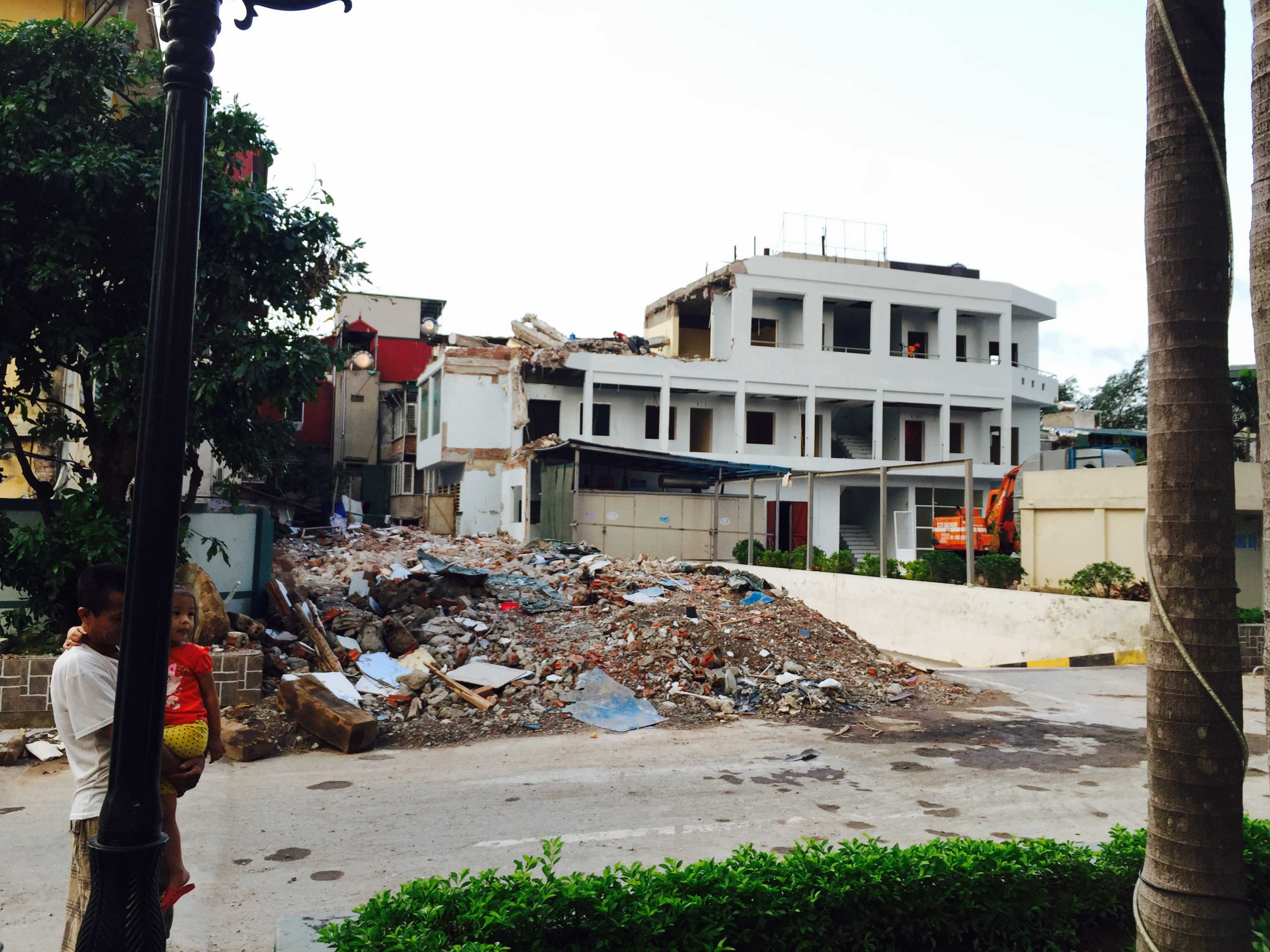 Dự án Thăng Long Garden đến chiều 12/11 vẫn chưa hoàn thành việc tự phá dỡ. Ảnh: Châu Anh