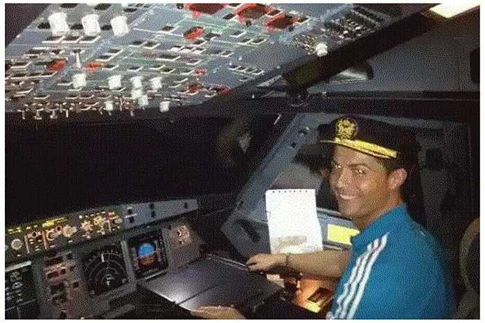 Theo thông tin từ tờ báo Bồ Đào Nha, Correio da Manha, siêu sao Cristiano Ronaldo vừa mới vung tiền để 'tậu' về siêu chuyên cơ Gulfstream G200 