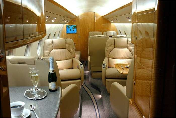 Những chiếc ghế được bọc da, tạo nên sự thoải mái và sang trọng 