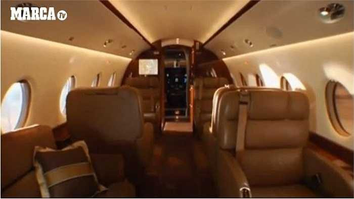 Bên trong chuyên cơ có phòng riêng, khu giải trí, nhà tắm cùng cac thiết bị phát internet hiện đại