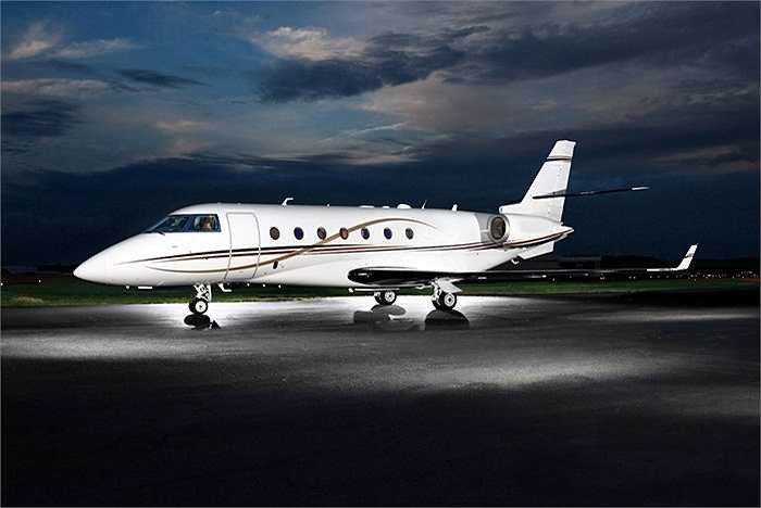 Về vận tốc, nó có thể đạt 900 km/h, tầm bay khoảng 6.300 km và trần bay khoảng 13.700m