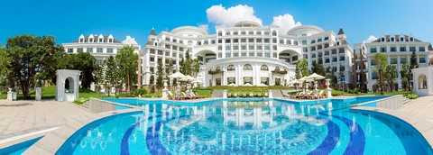 Với thiết kế theo phong cách Tân cổ điển – du khách như đang được nghỉ dưỡng tại tòa lâu đài cổ tích lộng lẫy và an bình. Với thiết kế theo phong cách Tân cổ điển – du khách như đang được nghỉ dưỡng tại tòa lâu đài cổ tích lộng lẫy và an bình.