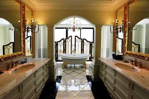 Vinpearl Hạ Long Bay Resort được ca ngợi bởi phong cách kiến trúc hoàng gia, nội thất sang trọng và tầm nhìn độc nhất vô nhị. Vinpearl Hạ Long Bay Resort được ca ngợi bởi phong cách kiến trúc hoàng gia, nội thất sang trọng và tầm nhìn độc nhất vô nhị.