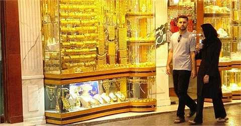Nổi tiếng trên thế giới từ những năm 40, chợ vàng Gold Souk buôn bán số lượng vàng ước tính 10 tấn mỗi ngày.