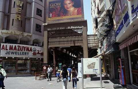 choáng ngợp vì các bậc thềm đều gắn đá quý lung linh.