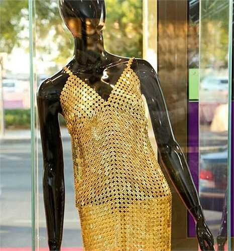 Có cửa hàng vàng ở đây còn trưng bày cả bộ váy chế tác từ vàng lộng lẫy.