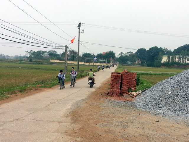 Ông Nguyễn Văn Cửu cho biết, trên đường tới trụ sở, ông nhìn thấy 5-6 thanh niên đứng cạnh đống gạch trước cửa hàng bán vật liệu xây dựng trên đoạn đường thuộc xóm Láng, thôn Lũng Vị, xã Đông Phương Yên.