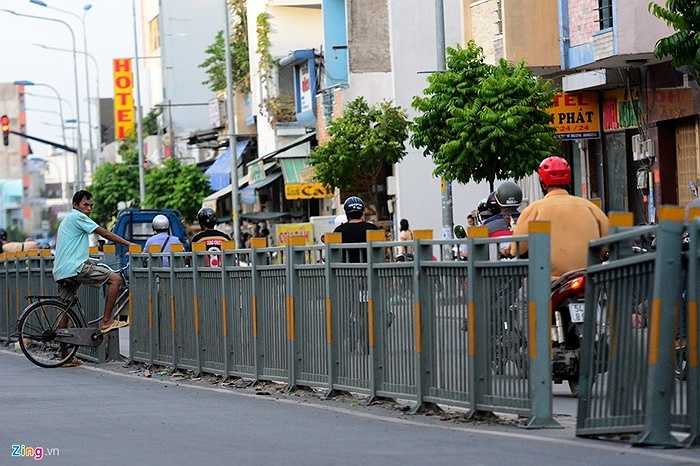 Đường Luỹ Bán Bích (quận Tân Phú, TP HCM) vừa được Sở GTVT TP hoàn thành nâng cấp vào đầu năm 2015. Tuy nhiên, thời gian gần đây nhiều đoạn dải phân cách cứng bị người dân tự ý tháo dỡ để qua đường, bất chấp nguy hiểm.