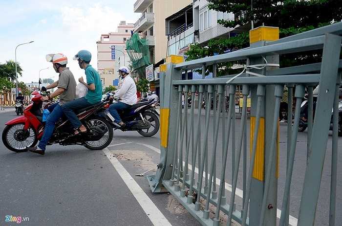 Tuyến đường dài 5 km này có hàng chục đoạn, dải phân cách bị tháo dỡ. Trong đó, một số nơi như hẻm 80, 462, 621 bị bị trống cả dải dài từ 20-30 m. 