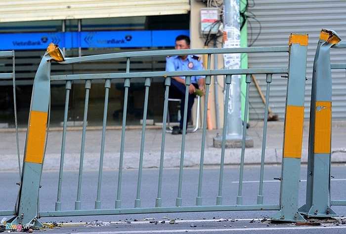 Một số khung dải phân cách bị xiêu vẹo, các ốc vít bắt cố định xuống mặt đường cũng trồi lên. 