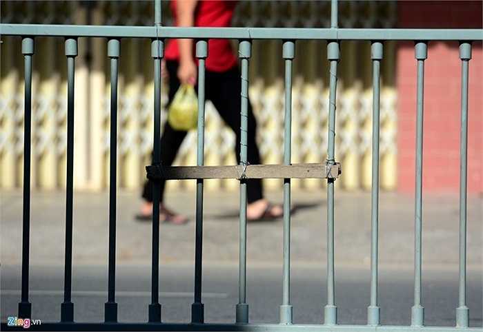 Đoạn đường Tân Hoá nối Luỹ Bán Bích cũng xuất hiện nhiều khúc gỗ do người dân buộc vào để giẫm chân leo qua. (Nguồn: Zing.vn)