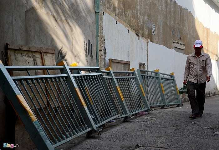 Nhiều tấm bị người dân đem vào trong các con hẻm gần đó để. 