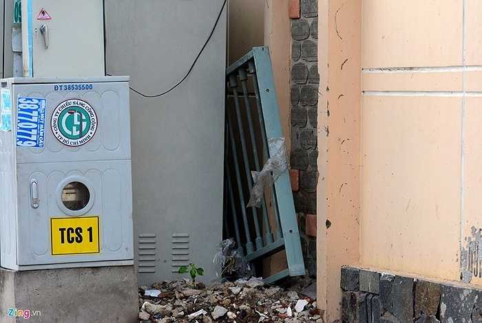 Có chiếc bị giấu vào phía sau tủ điện. 