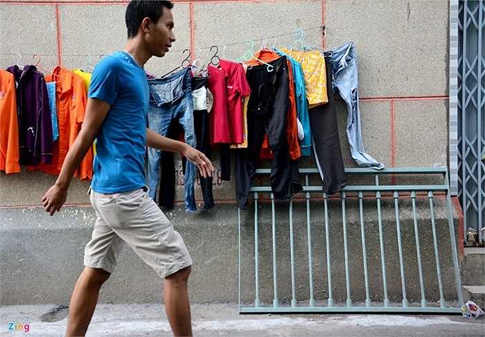 Các tấm dải phân cách bị tháo dỡ không có dấu hiệu bị hư hỏng, các ống vít cũng biến mất.