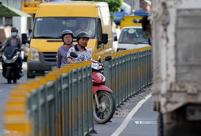 Theo một người dân, mục đích của việc tháo dỡ những đoạn dải phân cách này của một số người là để qua lại cho thuận tiện. Tuy nhiên, tuyến đường này luôn tiềm ẩn nguy cơ xảy ra tai nạn khi các phương tiện thường chạy với tốc độ cao ở cả hai chiều.