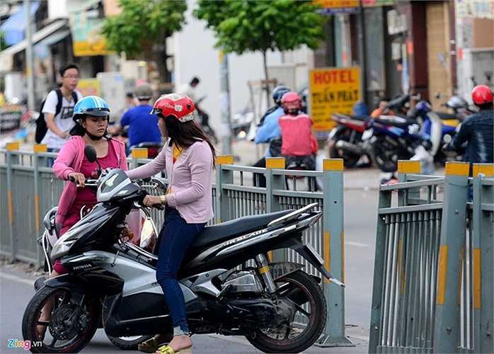Chờ nhau giữa đường để băng qua khoảng trống chỉ vừa xe máy chạy, ông Trần Thanh Nhã, một chủ cửa hàng gần đó cho biết, việc những khung dải phân cách này bị tháo vào thời gian nào ông không biết. 'Hàng ngày chứng kiến xe máy đang chạy bổng ôm cua, băng qua chỗ hẹp để sang đường mà tôi cũng nơm nớp lo sợ cho họ', ông chia sẻ.