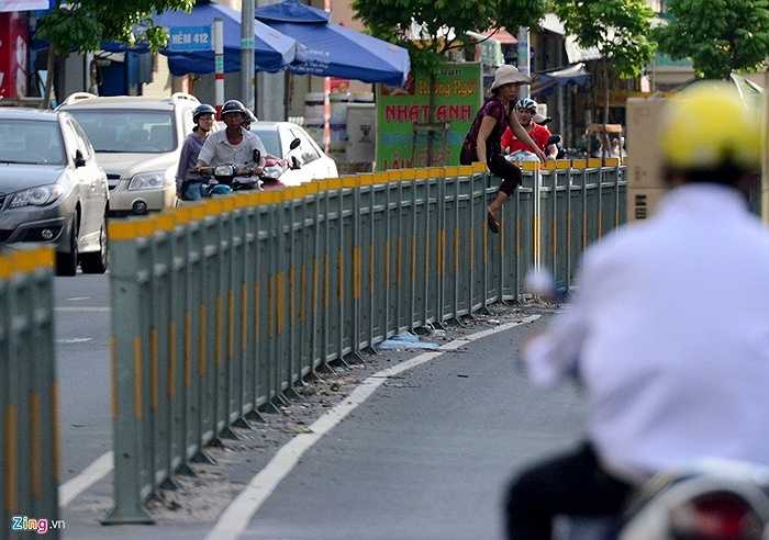 Tháo dỡ rồi nhiều người vẫn lười đi vòng bằng cách trèo qua để sang đường.