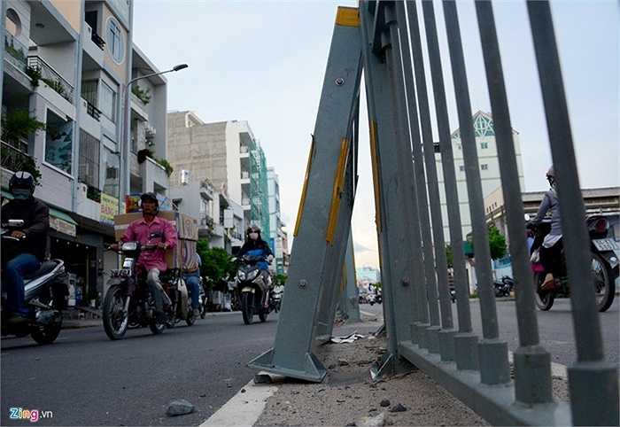 Có những tấm bị dựng ngay bên cạnh trở thành chướng ngại vật cho các phương tiện.