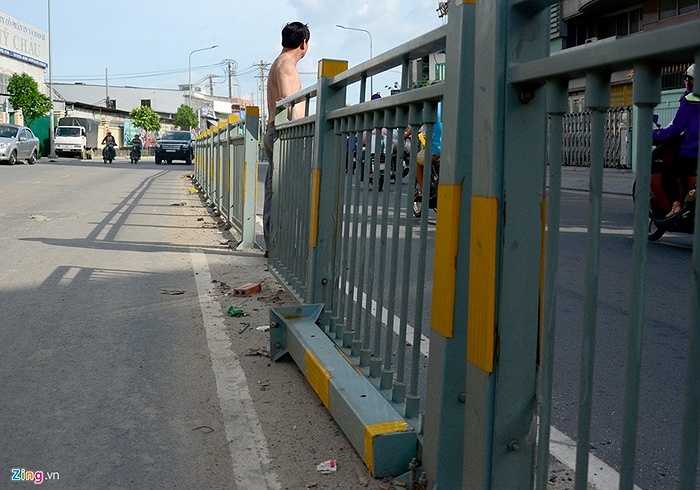 Trụ của một khung khác nằm chỏng chơ còn mỗi chiếc trụ.