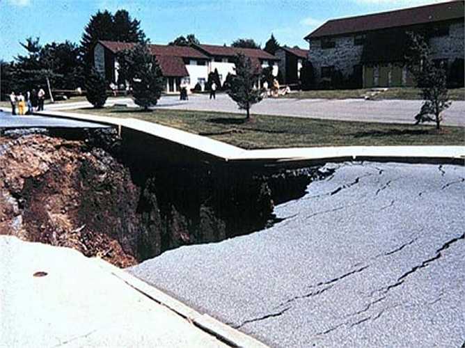 Hố khổng lồ Macungie. Hố khổng lồ này được hình thành tháng 6/1986 tại bang Pennsylvania, Hoa Kỳ. Nguyên nhân gây ra thảm họa này là do hệ thống thoát nước của khu vực này bị hư hỏng nặng nề và làm đất bị nứt toác