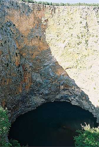 Hố khổng lồ Red Lake. Hố khổng lồ này được tạo ra do sự sập xuống của 'nóc' hang động lớn. Bây giờ hố Red Lake đã trở thành một hồ nước tuyệt đẹp với lưu lượng nước khoảng 30 triệu mét khối
