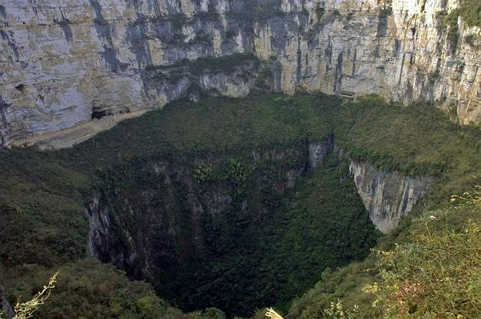 Hố Xiaozhai Tiankeng. Một trong những hố khổng lồ sâu nhất thế giới với độ sâu trên 600m. Hố này được cho là đã được hình thành từ khoảng hơn 100.000 năm về trước. Năm 1994, một người khám phá từ Anh Quốc tìm thấy và nó trở thành một trong những địa điểm được nhiều du khách đến thăm