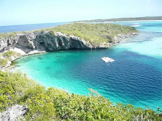 Hố khổng lồ Dean’s Blue. Nằm ở khu vực vùng biển Bahamas, hố khổng lồ Dean’s Blue là hố sâu nhất nằm dưới mực nước biển với độ sâu khoảng 200m. Khách du lịch thường lui tới đây để thỏa mãn sở thích lướt sóng