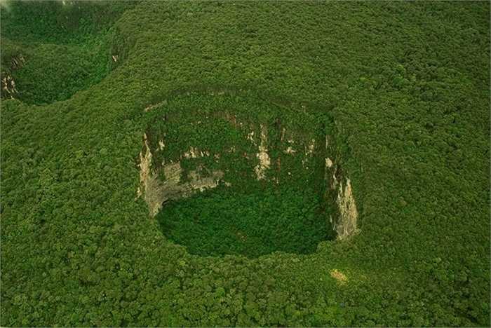Hố Sarisariñama. Đây được coi là hố sụt lún bí ẩn và đẹp nhất ở Venezuela. Hệ sinh thái ở đây cũng được coi là độc nhất vô nhị trên toàn thế giới. Mặc dù, các nhà khoa học đã tốn nhiều công sức tìm kiếm nhưng nguồn gốc hình thành hố sâu này vẫn là một bí ẩn với thế giới