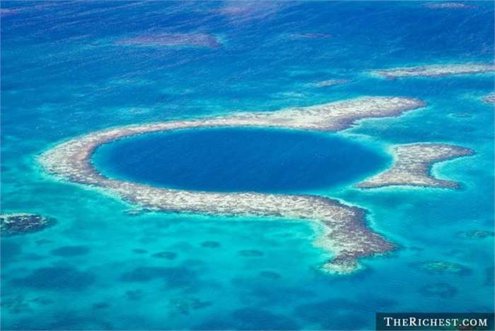 Hố Great Blue. Hố khổng lồ này nằm ở vùng bờ biển Belize và đóng vai trò là một trong những khu sinh thái của quốc gia này. Nó chỉ sâu hơn 120m. Người tìm ra nó Jacques Cousteau gọi đây là địa điểm hàng đầu để lặn biển