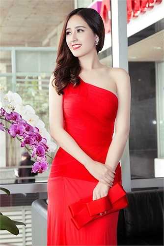 Mai Phương Thuý luôn dễ dàng ghi điểm với người đối diện nhờ vẻ đẹp đài các cùng phong cách sexy.