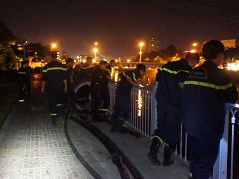 Người nhái xuyên đêm lặn tìm người phụ nữ nhảy cầu