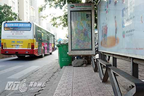 Nhà chờ xe buýt bỏ không từ nhiều ngày nay do các xe buýt không còn dừng đỗ đón trả khách trên tuyến đường này nữa.