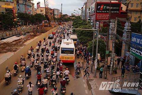 Hàng ngàn sinh viên của 3 trường Đại học nay đổ dồn về đứng chờ xe buýt ở chung một điểm tại khu vực đầu đường Hồ Tùng Mậu khiến vị trí này trở thành điểm ùn tắc mới khi vào giờ cao điểm, hàng trăm sinh viên đứng trên vỉa hè và tràn xuống đường để bắt xe.