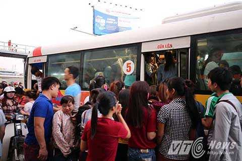 Thùy Linh, sinh viên năm 2 Đại học Quốc gia Hà Nội chia sẻ hàng ngày bạn phải đi bộ cả một quãng đường dài để bắt xe, thậm chí muốn lên được xe cũng khó vì phải chờ đợi hàng giờ đồng do số lượng xe quá ít, không đáp ứng đủ nhu cầu của mọi người.