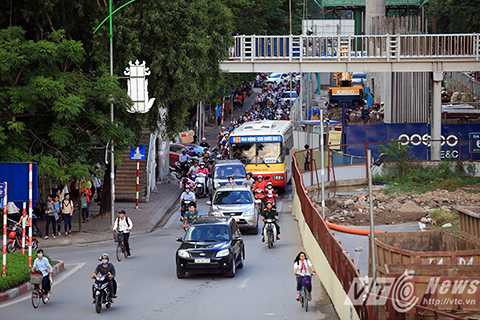 Người dân nhất là sinh viên các trường đại học, cao đẳng trên địa bàn quận Cầu Giấy phải đi bộ vài cây số, liều mình băng qua đường ngã tư đông đúc mới bắt được xe buýt.